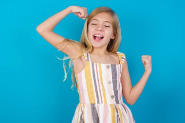 Evet, ben kazandım. Çekici zevkli ve heyecanlı beyaz elbiseli güzel bir kızın portresi zafer ve zaferle yumruklarını kaldırıyor mutluluktan sırıtarak başarı elde ediyor..