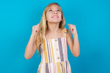 Genç şampiyon hedeflerine ulaştığına seviniyor. Zafer ve zafer kavramı.