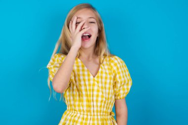 Karizmatik, kaygısız, neşeli, beyaz elbiseli güzel kız duygularını gizlemeden kahkahalar atmayı seviyor..