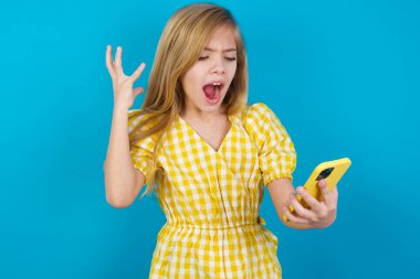 Öfkeli, sinirli, beyaz elbiseli güzel bir kızın fotoğrafı akıllı bir telefon tutar, telefon eder, iş arkadaşıyla tartışır, olumsuz duygularını ifade eder. İnsanlar ve öfke.