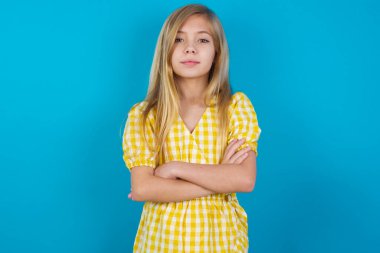 Kendine güveni olan, sakin, güzel, beyaz elbiseli, kolları bağlı bir kız.. 