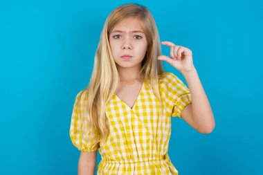  Kafkasyalı kız çantalar, dudak ve el hareketleriyle çok küçük bir şey gösteriyor..