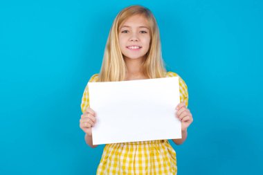 Beyaz elbiseli, mutlu, güzel, beyaz bir kız. Elinde Boş Kağıt Tahta İlan Yazı Telesekreteri var. Sonbahar Reklam Afişi.