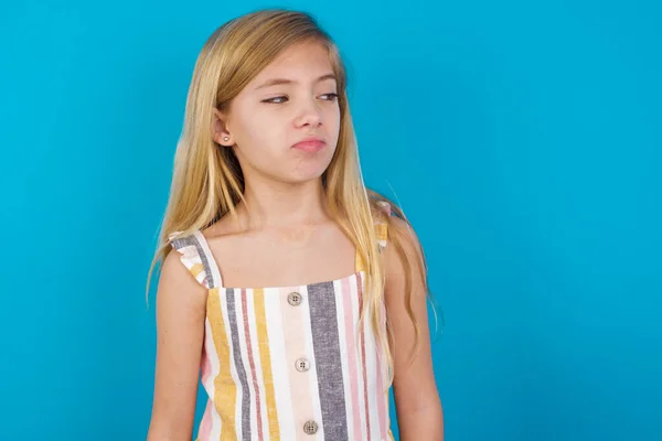 Bela Menina Caucasiana Vestindo Vestido Verão Olha Pensivamente Lado Planeja — Fotografia de Stock