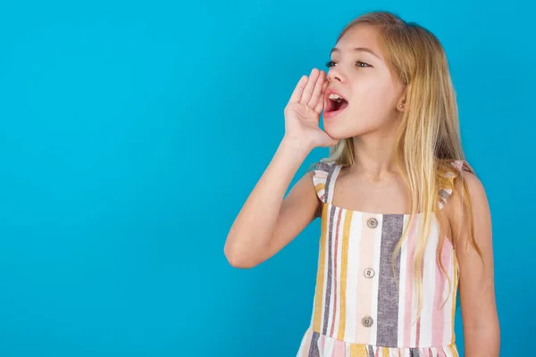 Güzel Beyaz Kız Yaz Elbisesi Profil Görüntüsü Giyiyor Mutlu Heyecanlı — Stok fotoğraf