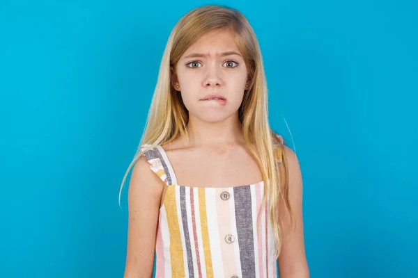 Bela Menina Caucasiana Vestindo Vestido Verão Sendo Nervoso Assustado Mordendo — Fotografia de Stock