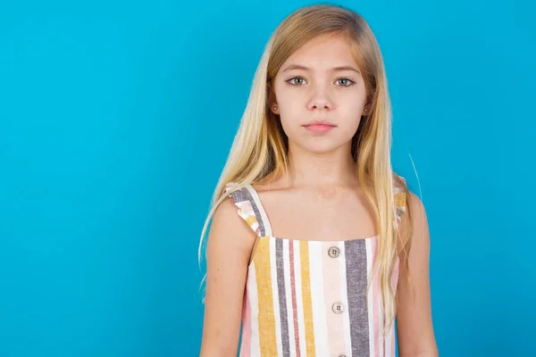 Menina Caucasiana Bonita Alegre Vestindo Vestido Verão Olhando Para Câmera — Fotografia de Stock