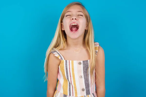 Hermosa Niña Caucásica Con Pelo Largo Rubio Sobre Fondo Azul —  Fotos de Stock