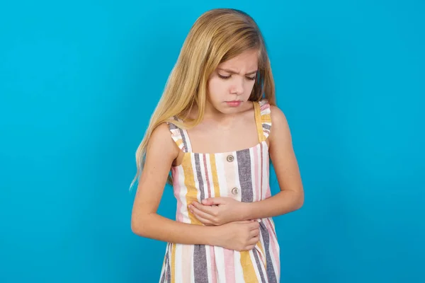 Hermosa Chica Caucásica Vistiendo Vestido Sufriendo Dolor Estómago Fuerte —  Fotos de Stock