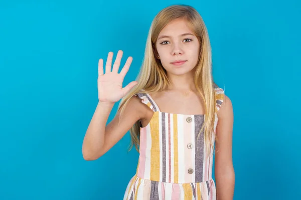 Bela Menina Caucasiana Vestindo Vestido Mostrando Apontando Para Cima Com — Fotografia de Stock