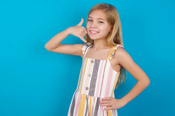 Beautiful Caucasian Girl Wearing Dress Imitates Telephone Conversation Makes Phone — Stock Photo, Image