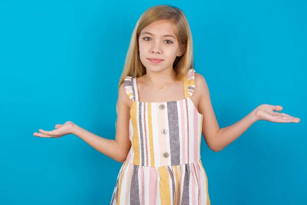 Puzzled Clueless Beautiful Caucasian Girl Wearing Dress Arms Out Shrugging — Stock Photo, Image