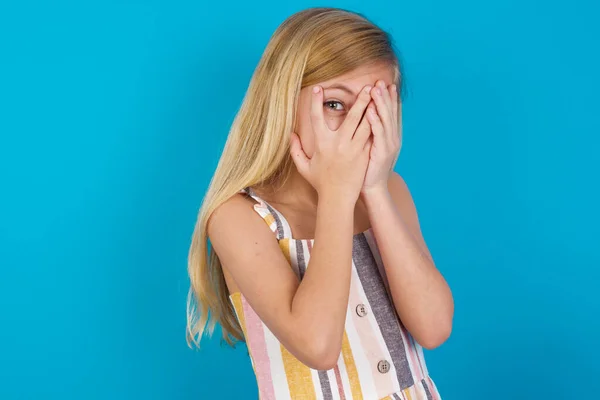 Bela Menina Caucasiana Vestindo Vestido Cobrindo Rosto Com Mãos Olhando — Fotografia de Stock