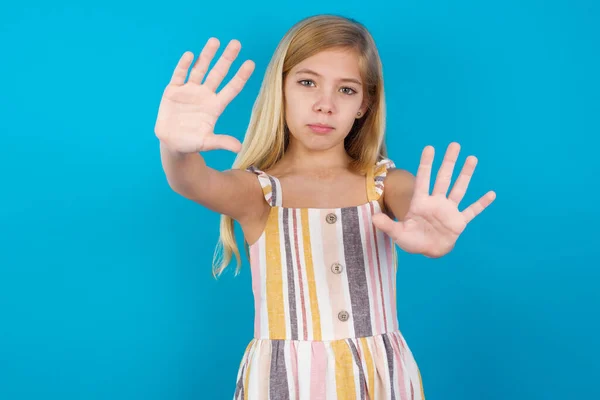 Retrato Una Hermosa Chica Caucásica Sonriente Con Vestido Mirando Cámara —  Fotos de Stock