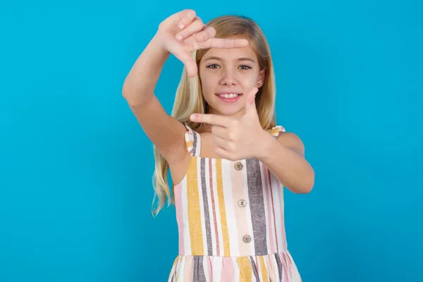 Menina Branca Bonita Positiva Vestindo Vestido Com Expressão Alegre Tem — Fotografia de Stock