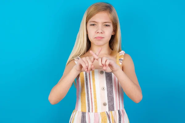 Bela Menina Caucasiana Vestindo Vestido Tem Rejeição Expressão Zangada Cruzando — Fotografia de Stock