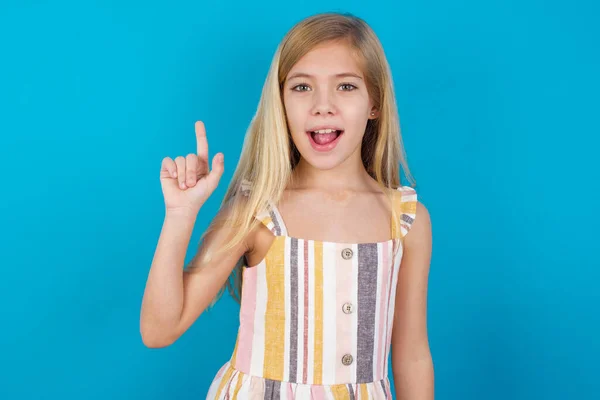 Agradável Olhando Bela Menina Caucasiana Vestindo Vestido Tem Expressão Inteligente — Fotografia de Stock