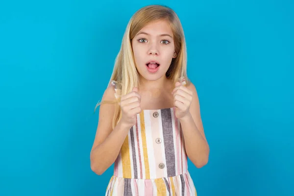 Retrato Desesperada Chocada Bela Menina Caucasiana Vestindo Vestido Olhando Pânico — Fotografia de Stock