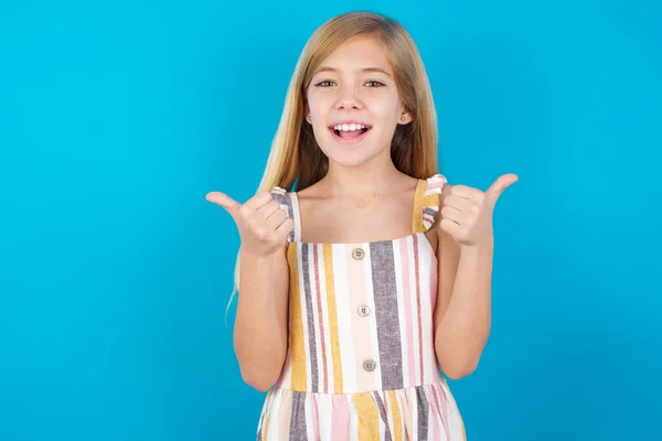 Optimistisch Meisje Dat Duimen Laat Zien Met Positieve Emoties Kwaliteit — Stockfoto