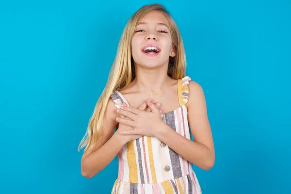 Glad Leende Vacker Kaukasiska Flicka Bär Klänning Har Händerna Bröstet — Stockfoto