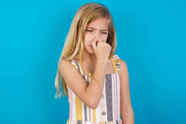 Vacker Kaukasiska Flicka Bär Klänning Hålla Näsan Grund Dålig Lukt — Stockfoto