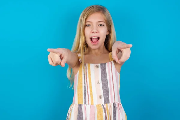 Primer Plano Retrato Sorprendida Hermosa Chica Caucásica Con Vestido Apuntando —  Fotos de Stock