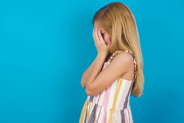 Triste Bela Menina Caucasiana Vestindo Vestido Cobrindo Rosto Com Mãos — Fotografia de Stock