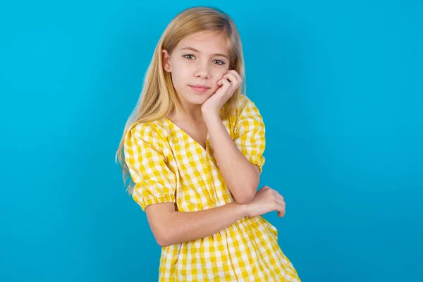 Muito Entediado Bela Menina Caucasiana Vestindo Vestido Mão Bochecha Enquanto — Fotografia de Stock