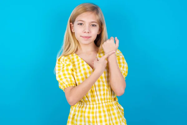 Bela Menina Caucasiana Vestindo Vestido Com Pressa Apontando Para Assistir — Fotografia de Stock