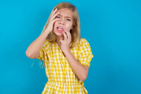 Jong Somber Mooi Blank Meisje Dragen Jurk Verbergen Gezicht Met — Stockfoto