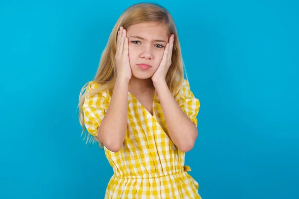 Hermosa Chica Caucásica Con Vestido Sosteniendo Cabeza Las Manos Con — Foto de Stock