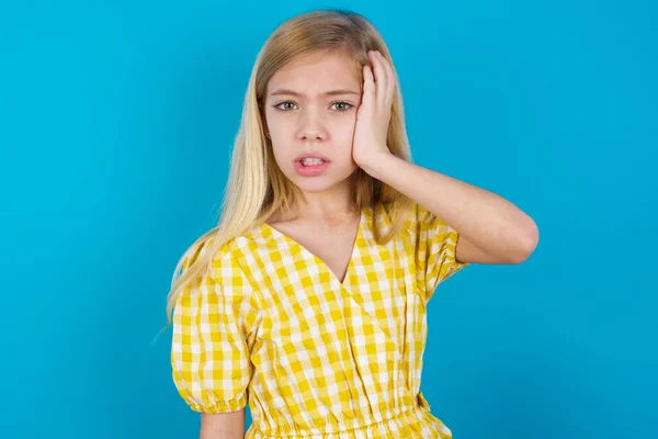 Retrato Menina Branca Bonita Confusa Vestindo Vestido Mão Cabelo Franzindo — Fotografia de Stock