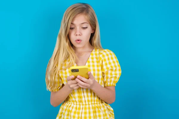 Beautiful Caucasian Girl Looks Bugged Eyes Holds Modern Smart Phone — Stock Photo, Image