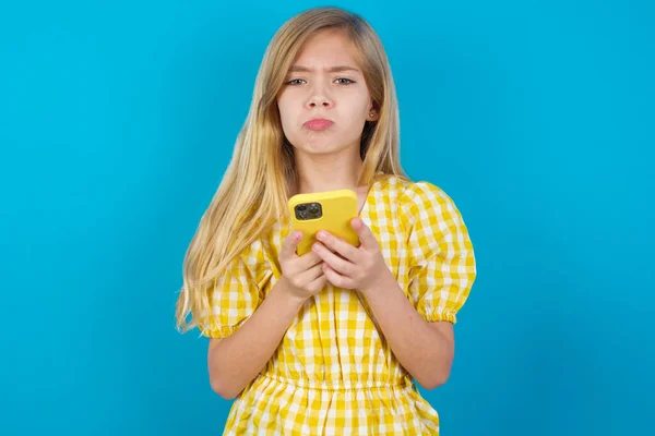 Retrato Uma Menina Branca Bonita Confusa Segurando Telefone Celular Ombros — Fotografia de Stock