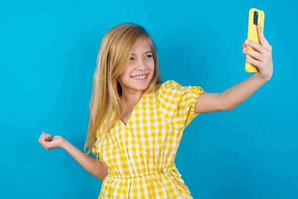 Arkadaşlarına Takipçilerine Göndermek Sosyal Medyasına Yüklemek Için Selfie Çeken Güzel — Stok fotoğraf