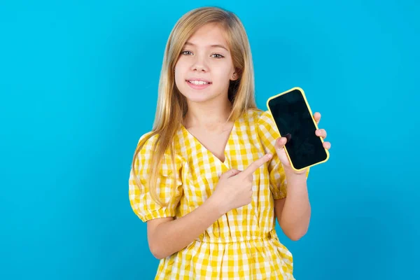 Usmívající Krásná Běloška Šatech Ukazuje Ukazuje Prázdnou Obrazovku Telefonu Koncept — Stock fotografie