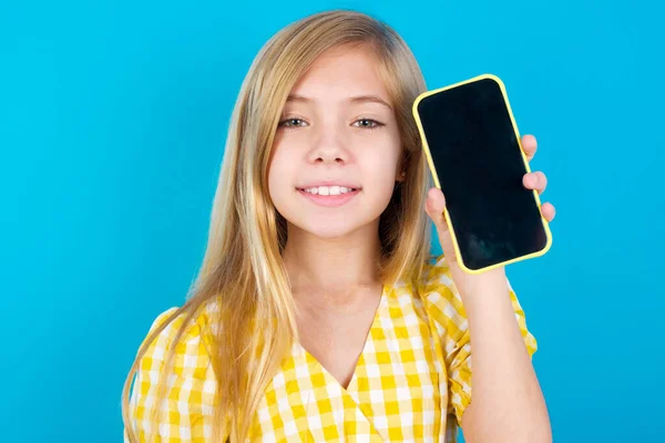 Smiling Beautiful Caucasian Girl Wearing Dress Showing Empty Phone Screen — Stock Photo, Image