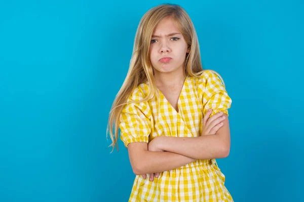 Gloomy Ontevreden Mooie Blanke Meisje Dragen Jurk Kijkt Met Ellendige — Stockfoto