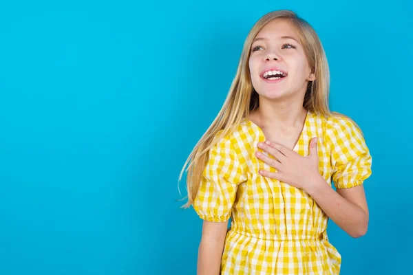 Alegre Hermosa Chica Caucásica Con Vestido Expresa Emociones Positivas Recuerda —  Fotos de Stock