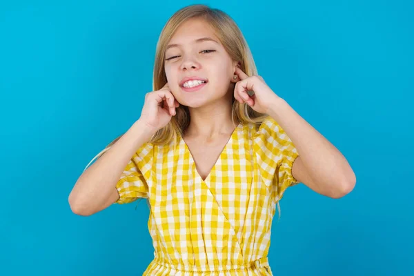 Menina Branca Bonita Feliz Vestindo Vestido Ignora Música Alta Tampas — Fotografia de Stock