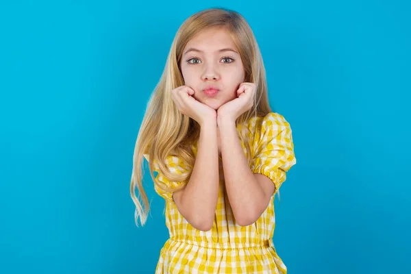 Bela Menina Caucasiana Vestindo Vestido Com Expressão Surpresa Mantém Mãos — Fotografia de Stock