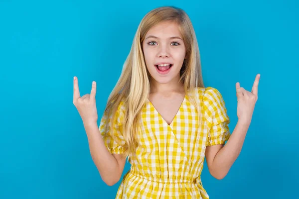 Bela Menina Caucasiana Vestindo Vestido Faz Com Que Sinal Rock — Fotografia de Stock