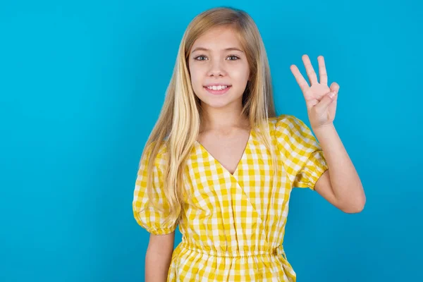 Linda Menina Caucasiana Vestindo Vestido Sorrindo Olhando Amigável Mostrando Número — Fotografia de Stock