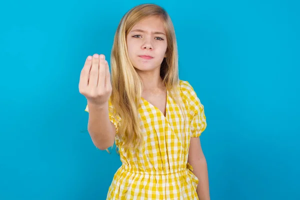 Bela Menina Caucasiana Fazendo Gesto Italiano Com Mão Dedos Expressão — Fotografia de Stock