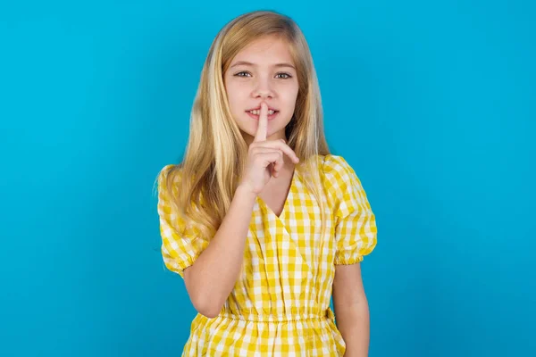 Surprised Caucasian Girl Wearing Dress Makes Silence Gesture Keeps Finger — Stock Photo, Image