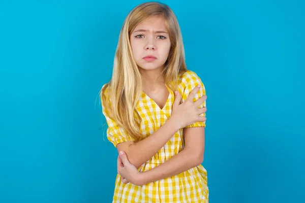 Chica Caucásica Con Vestido Temblando Congelándose Para Frío Invierno Con —  Fotos de Stock