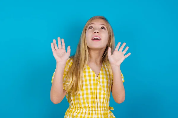 Kaukasisches Mädchen Kleid Hält Handflächen Nach Vorne Und Blickt Mit — Stockfoto