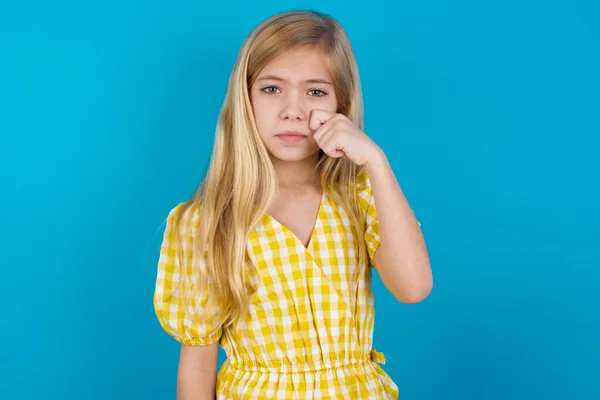 Deluso Scoraggiato Ragazza Caucasica Indossa Abito Salviette Lacrime Stand Sottolineato — Foto Stock