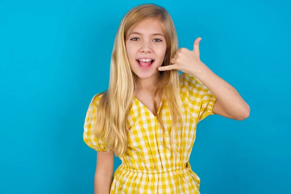 Bonito Caucasiano Menina Vestindo Vestido Faz Telefone Gesto Diz Ligue — Fotografia de Stock