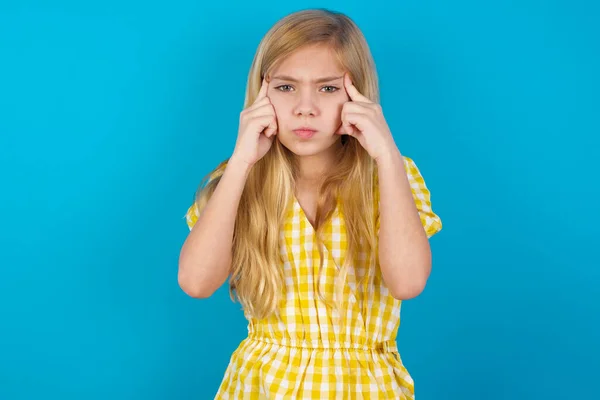 Ernstig Geconcentreerde Mooie Blanke Meisje Draagt Jurk Houdt Vingers Tempels — Stockfoto